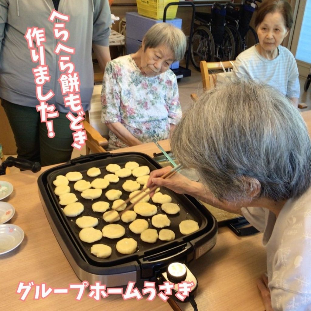 1階・2階合同イベント！にぎやかに作る“ヘラヘラ餅もどき”