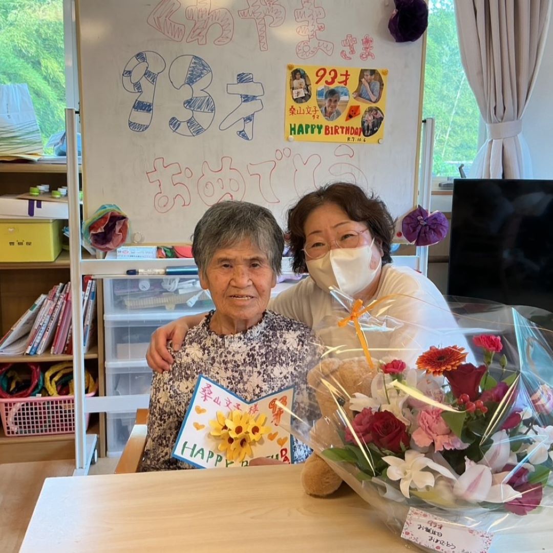 幸せいっぱい！93歳のお誕生日会、みんなで祝福！