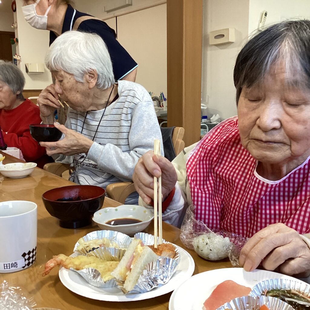 昼食バイキングを満喫しました